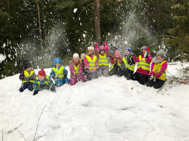 Talvinen tervehdys Pihakoivun päiväkodista!
