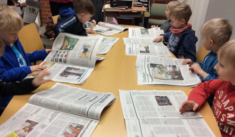 Päiväkoti Axel Wahrenin Sininen ryhmä kävi vierailulla Forssan Lehden toimituksessa