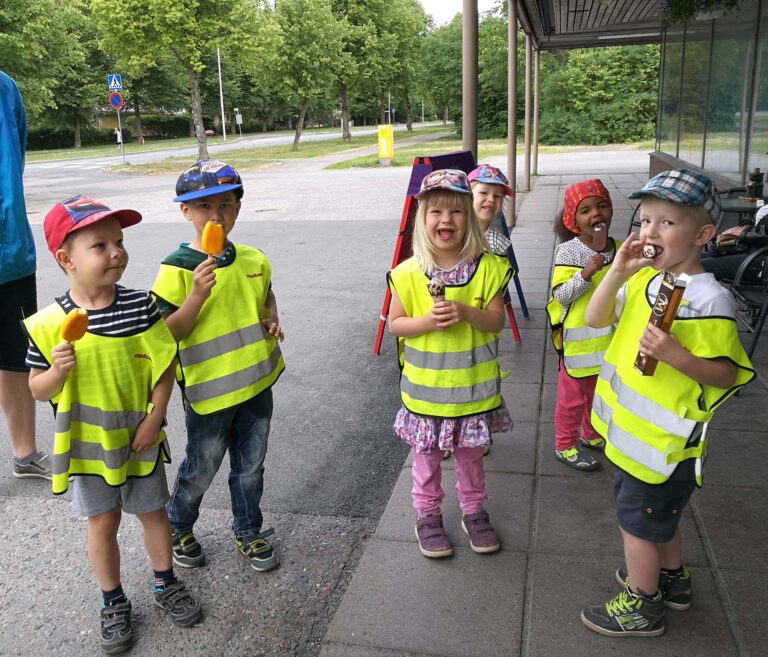 Kurjenpesän lapset nauttivat kesästä